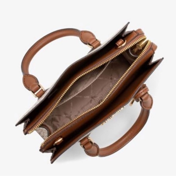 Michael Kors Small Signature Sheila Satchel Crossbody
Vanilla
NWT - Picture 3 of 16